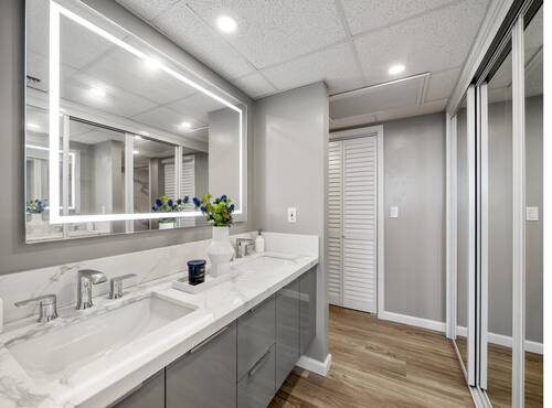 Kitchen with quartz island